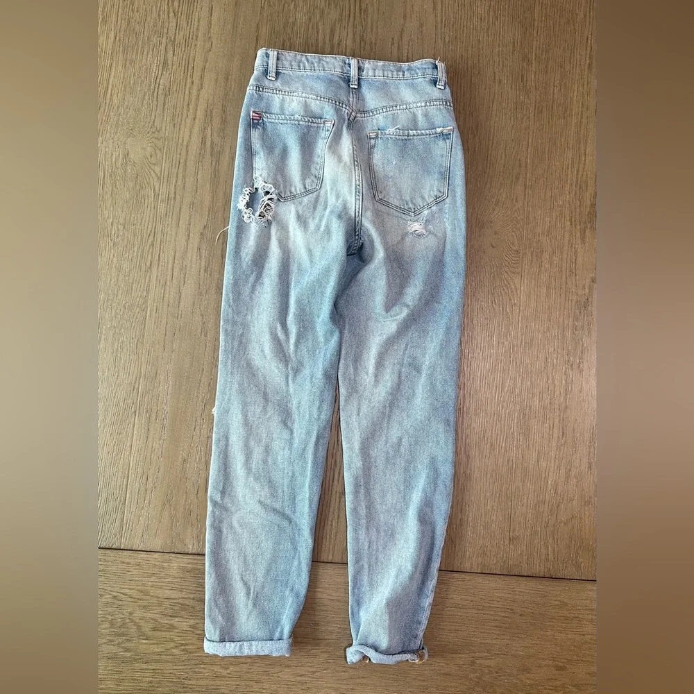 BDG High Rise Mom Jean Light Wash Distressed 25 - Picture 6 of 9